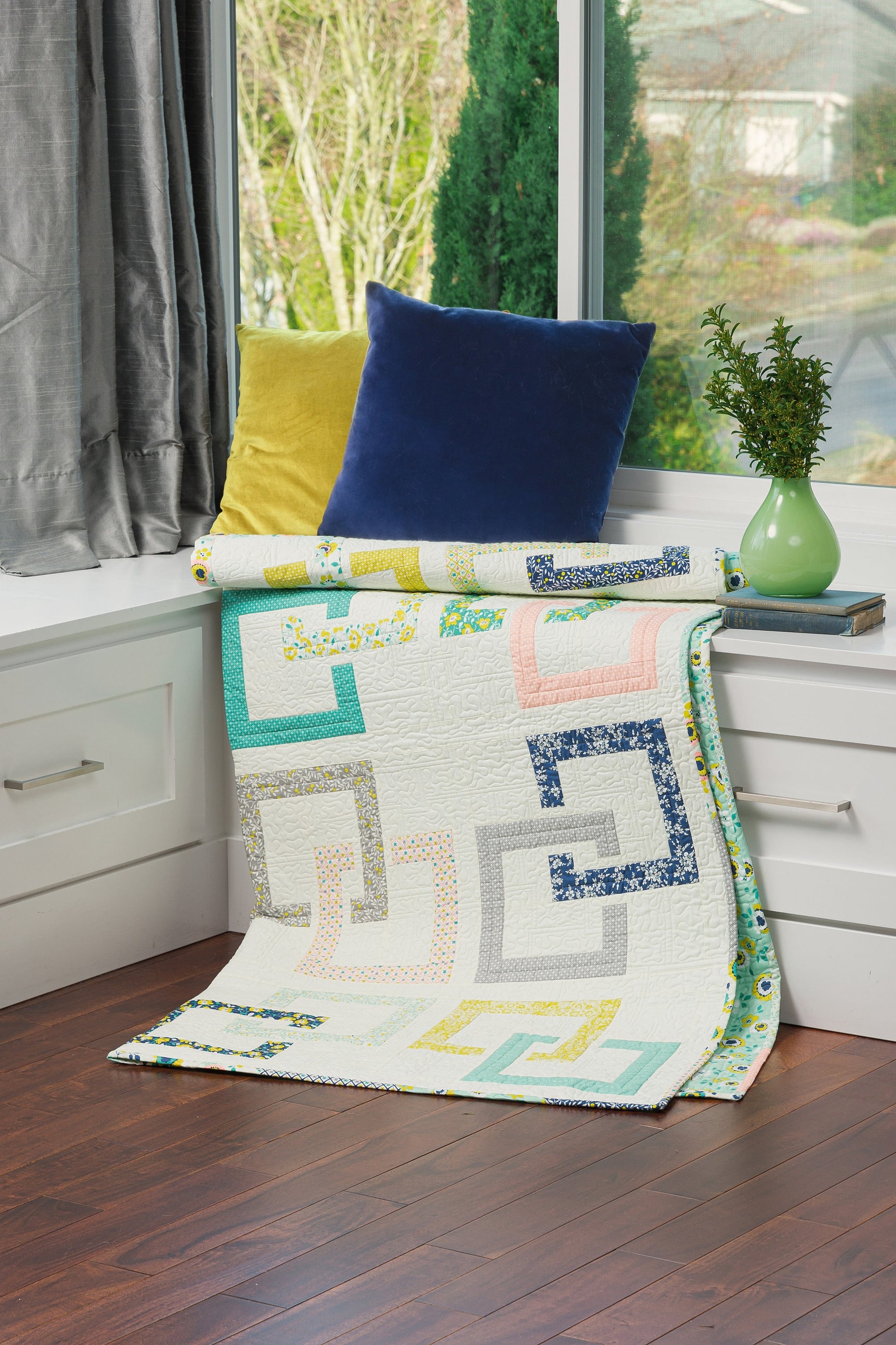 Fast Fun Lap Quilts - Features 9 Easy Quilts from 10 inch Squares by Melissa Corry