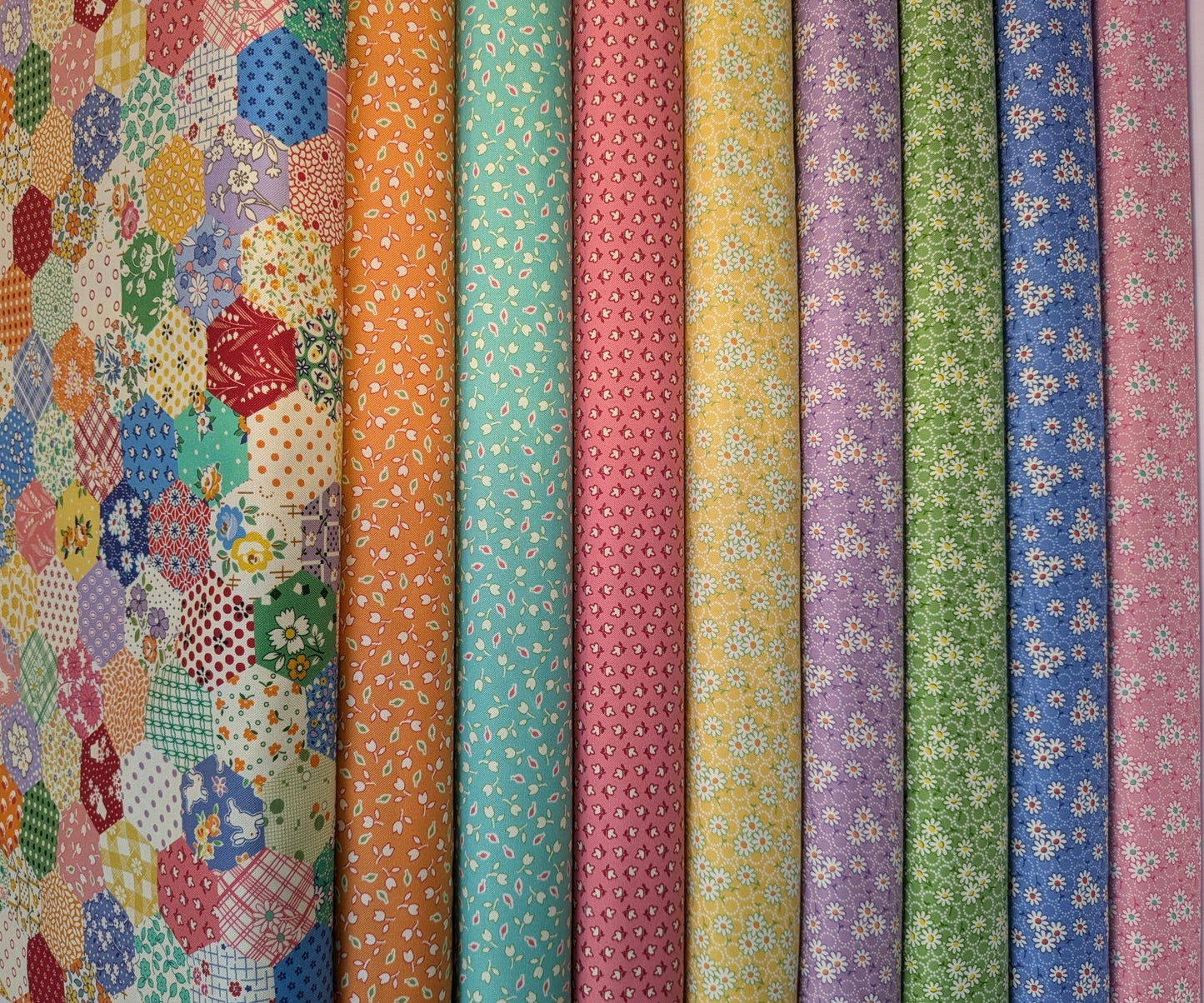 30 Reproductions Aunt Grace Goes Scrappy by Marcus Brothers Fabric Yardage Priced By the Half Yard Hexi Cheater and Ditsy Florals Feed Sack